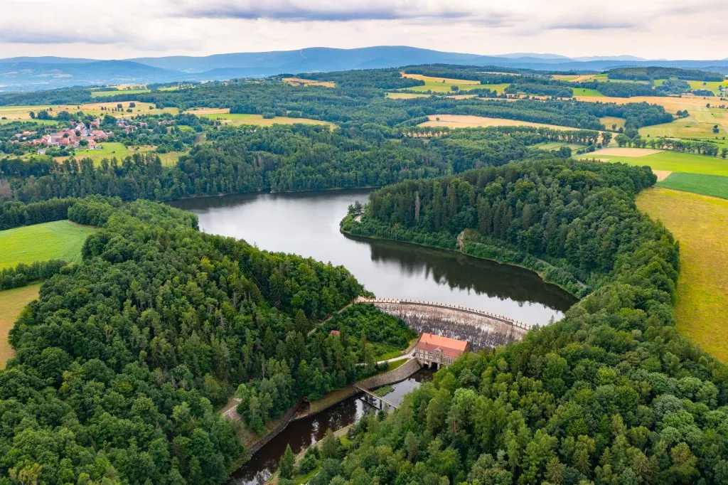 Ucieczka od miejskiego zgiełku. Pomysły na wolny czas i relaks nad wodą